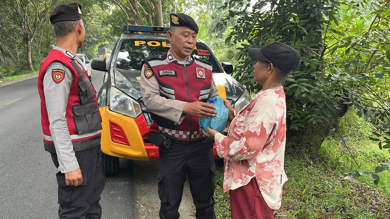 Polres Batu Bara Gelar Jumat Curhat dan Jumat Berkah, Salurkan Bantuan kepada Masyarakat   