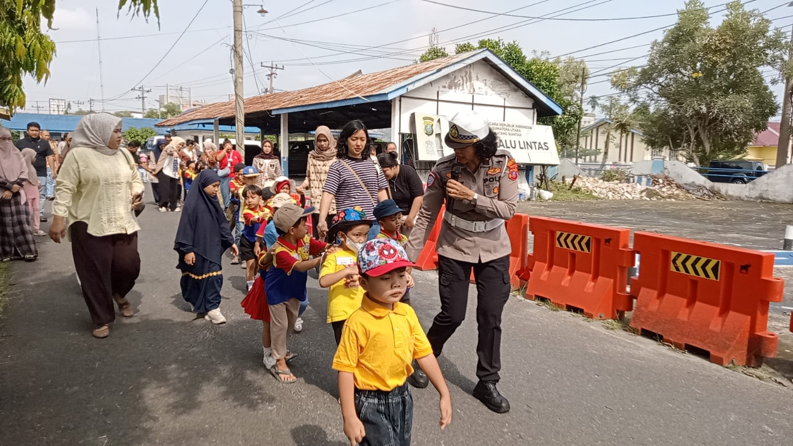 Sat Lantas Polres Pematangsiantar Sambut 70 Siswa biMBA AIUEO Melayu, Tanamkan Kesadaran Disiplin Sejak Dini