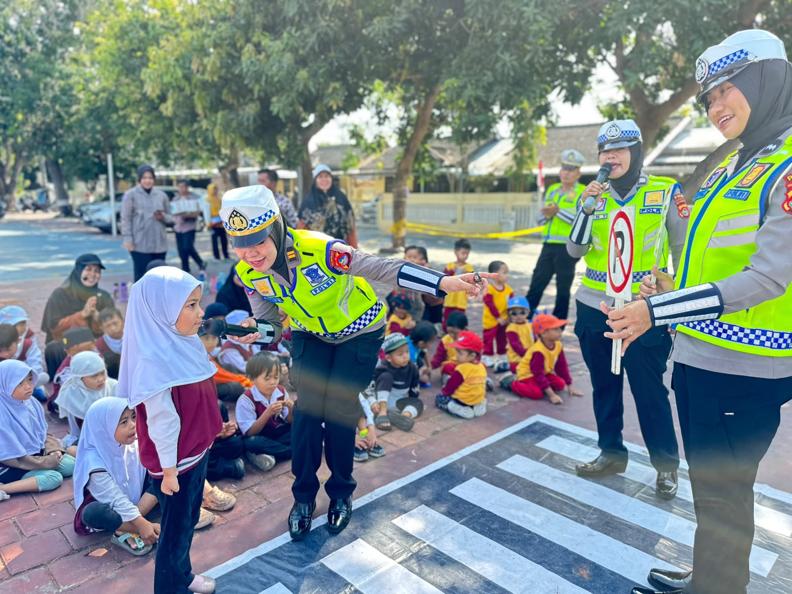 Tanamkan Budaya Tertib Sejak Dini, Ditlantas Polda NTB Kenalkan Rambu Lalu Lintas kepada Siswa TK