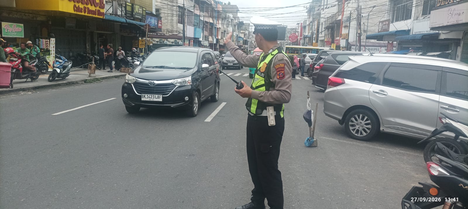 Sat Lantas Polres Pematangsiantar Lakukan Pengaturan Lalu Lintas Siang di Jalan Sutomo Ganda   