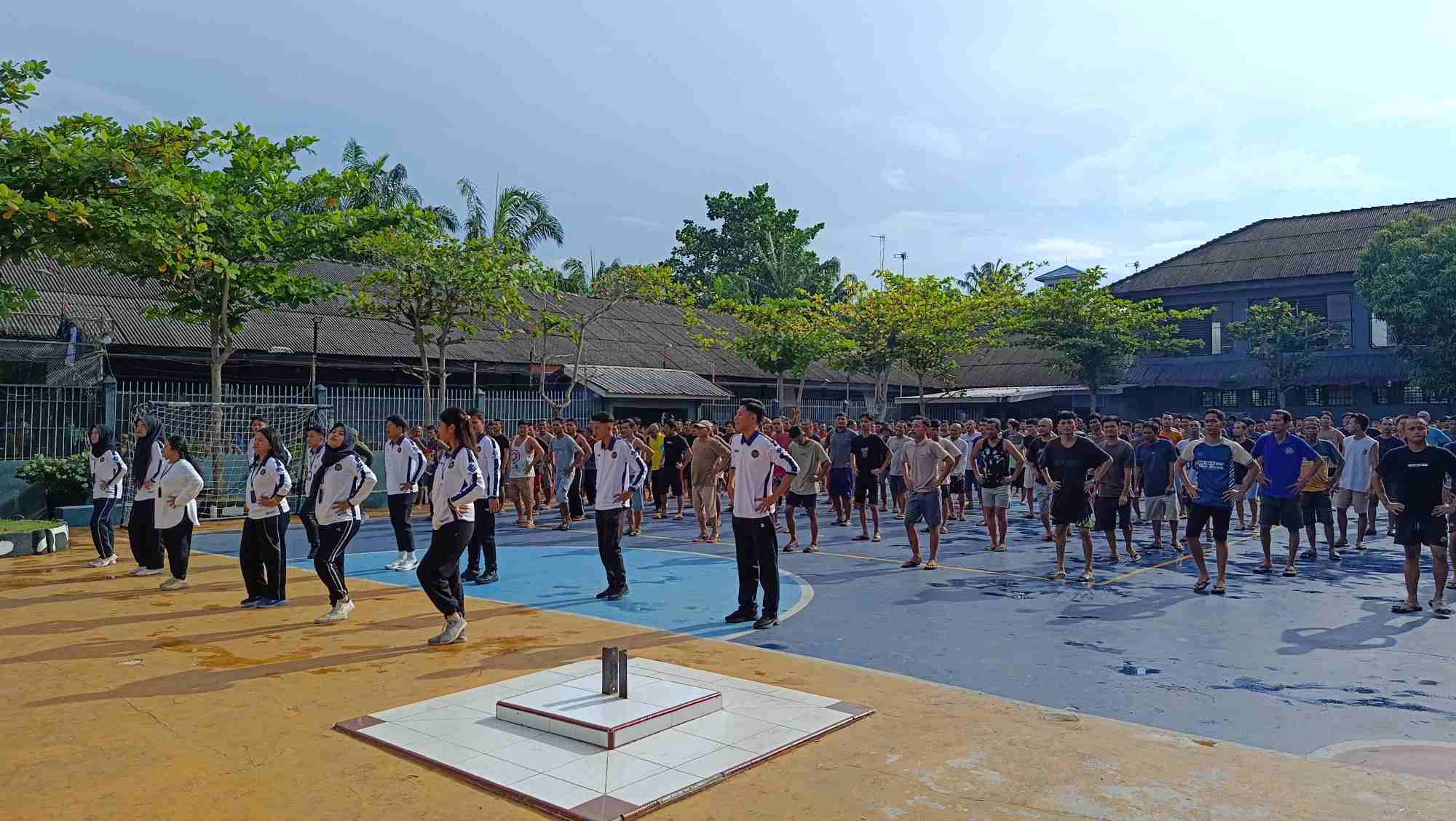 Tingkatkan Kebugaran dan Jaga Kesehatan, Warga Binaan dan Petugas Lapas Labuhan Ruku Rutin Laksanakan Senam