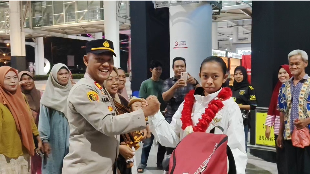 Polsek Air Putih Jemput dan Kawal Pemain Timnas Putri U-17 Asal Batu Bara Usai Menang 5-0 atas Singapura
