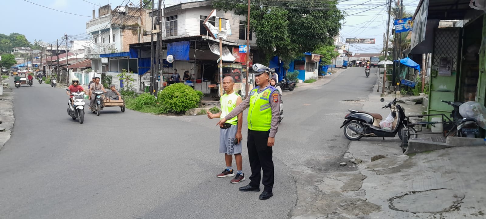 Sat Lantas Polres Pematangsiantar Amankan Pengalihan Arus Saat Penutupan Jalan Singosari   
