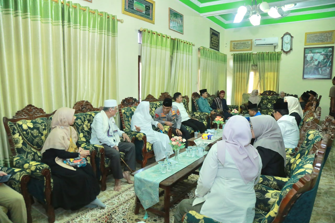 Irjen Kalingga Takziah ke Tuan Guru Bagu   