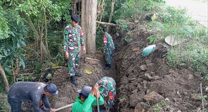 TNI dan Warga Sambirejo Turun Tangan, Gotong Royong Jadi Kekuatan Membangun Desa   