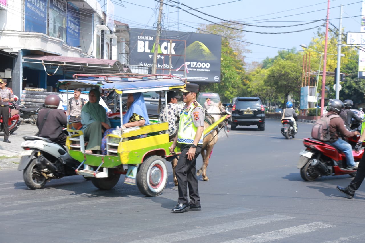 Dukung Quick Wins Kapolri, Irjen Kalingga Hadir Langsung Jaga Ketertiban Jalan   