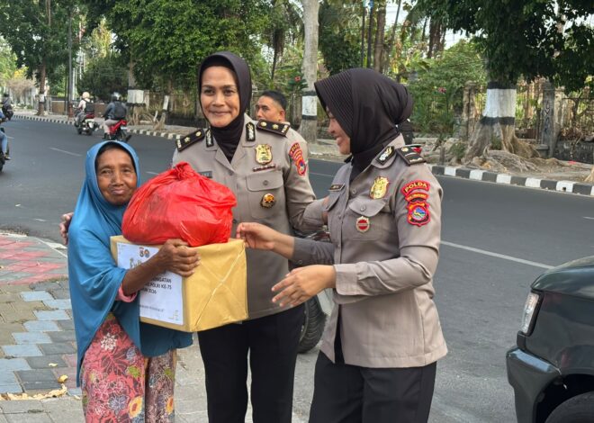Sambut HUT Humas Polri ke-75, Humas Polda NTB Salurkan 100 Paket Sembako untuk Warga Penerima Manfaat