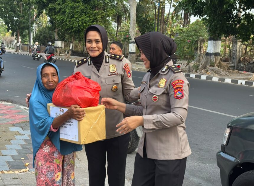 Sambut HUT Humas Polri ke-75, Humas Polda NTB Salurkan 100 Paket Sembako untuk Warga Penerima Manfaat