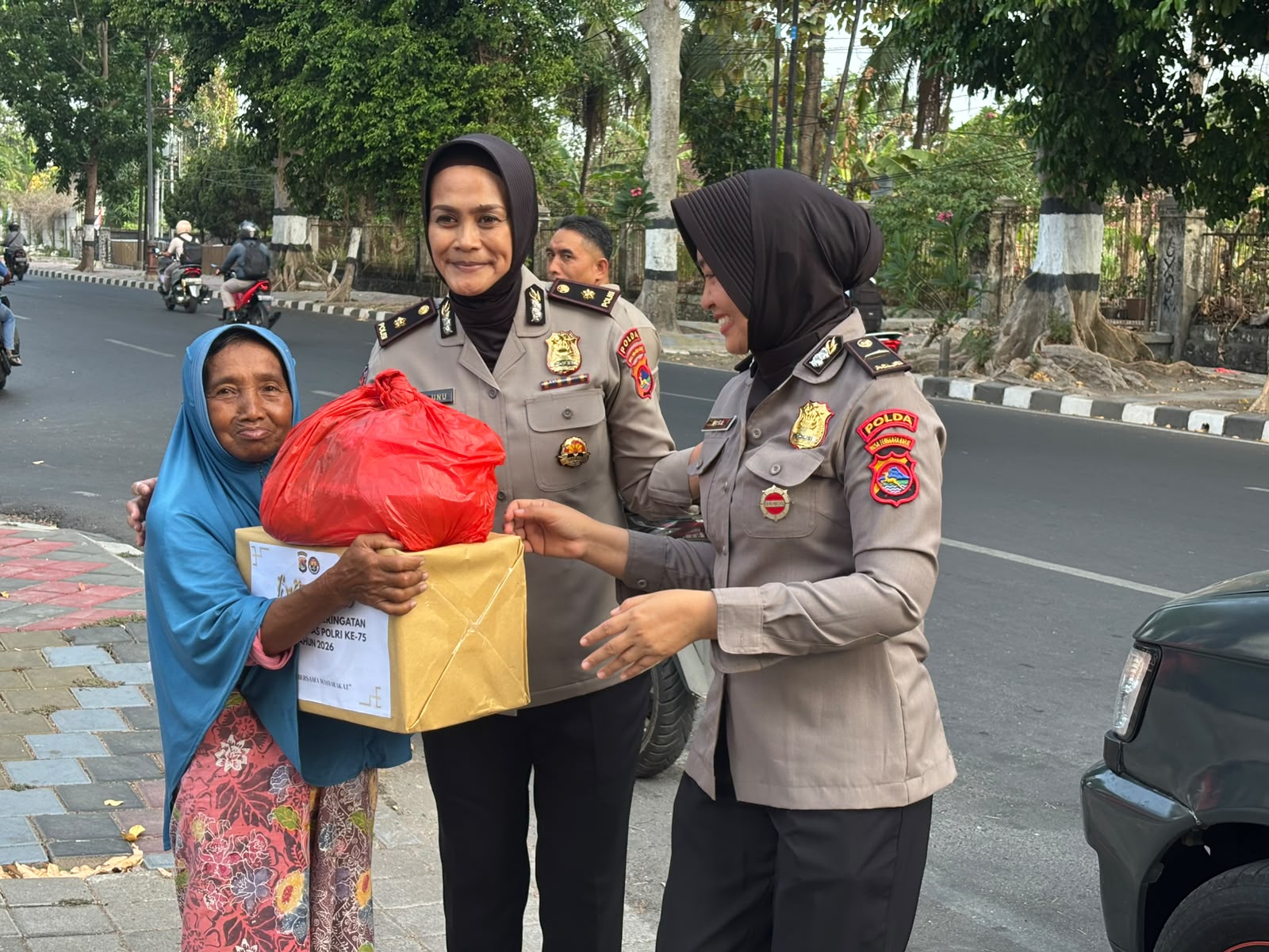 Sambut HUT Humas Polri ke-75, Humas Polda NTB Salurkan 100 Paket Sembako untuk Warga Penerima Manfaat