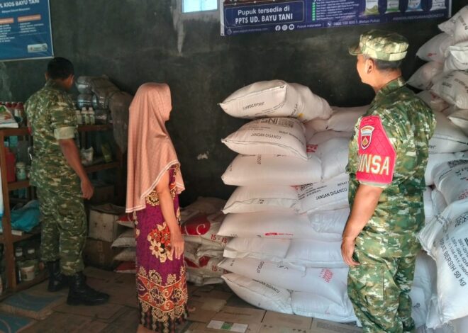 Cegah Pupuk Mahal dan Salah Sasaran, Babinsa Kalijambe Sisir Gudang hingga Pastikan Distribusi ke Petani   