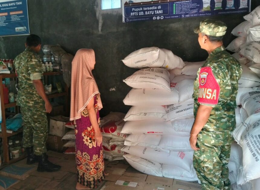 Cegah Pupuk Mahal dan Salah Sasaran, Babinsa Kalijambe Sisir Gudang hingga Pastikan Distribusi ke Petani   