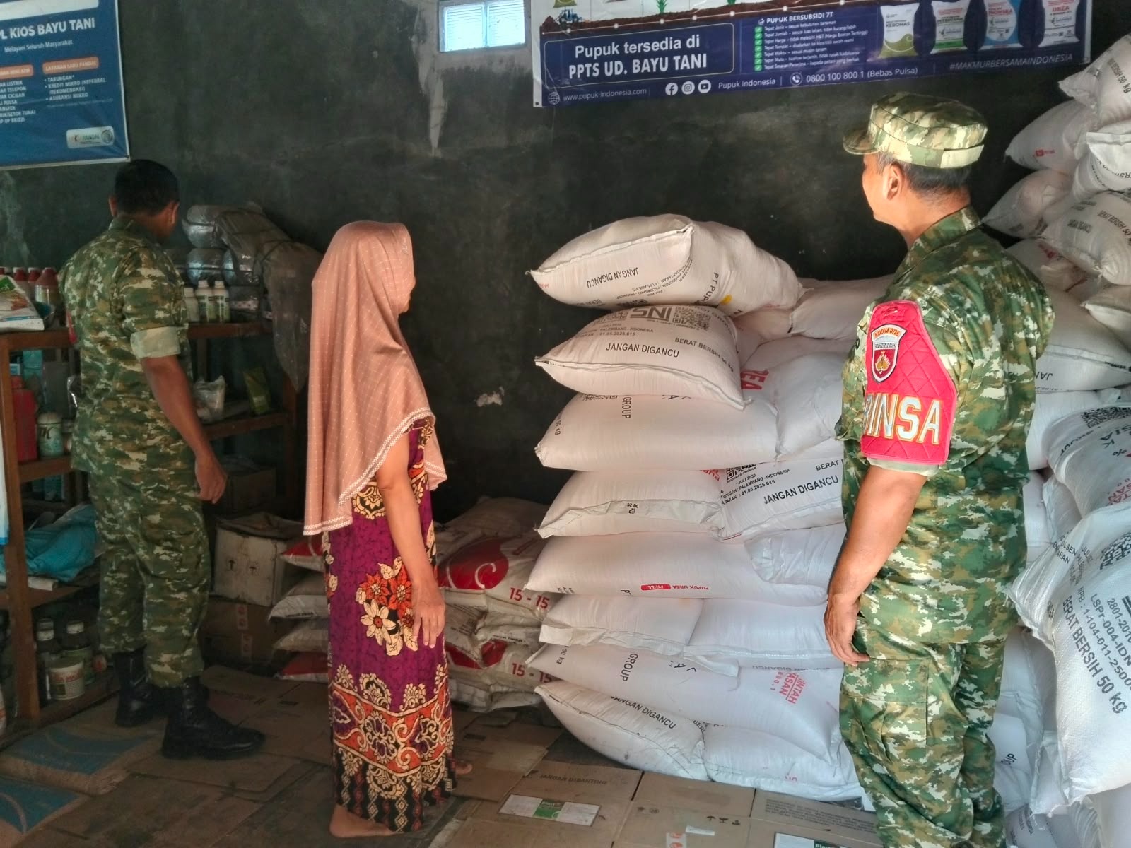 Cegah Pupuk Mahal dan Salah Sasaran, Babinsa Kalijambe Sisir Gudang hingga Pastikan Distribusi ke Petani   