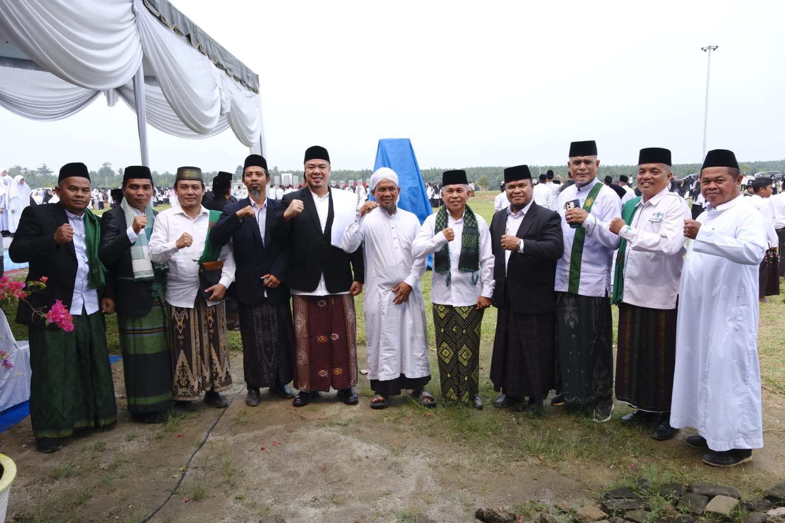 Pimpin Upacara Hari Santri Nasional ke -11, Wabup Syafrizal Serahkan Bantuan Sarana Ibadah kepada 13 Pesantren   