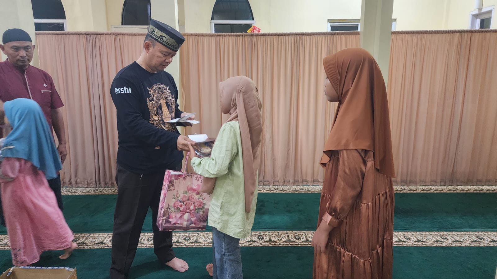 Kapolres Batu Bara Gelar Pengajian dan Santuni 20 Anak Yatim di Musholla Polres   