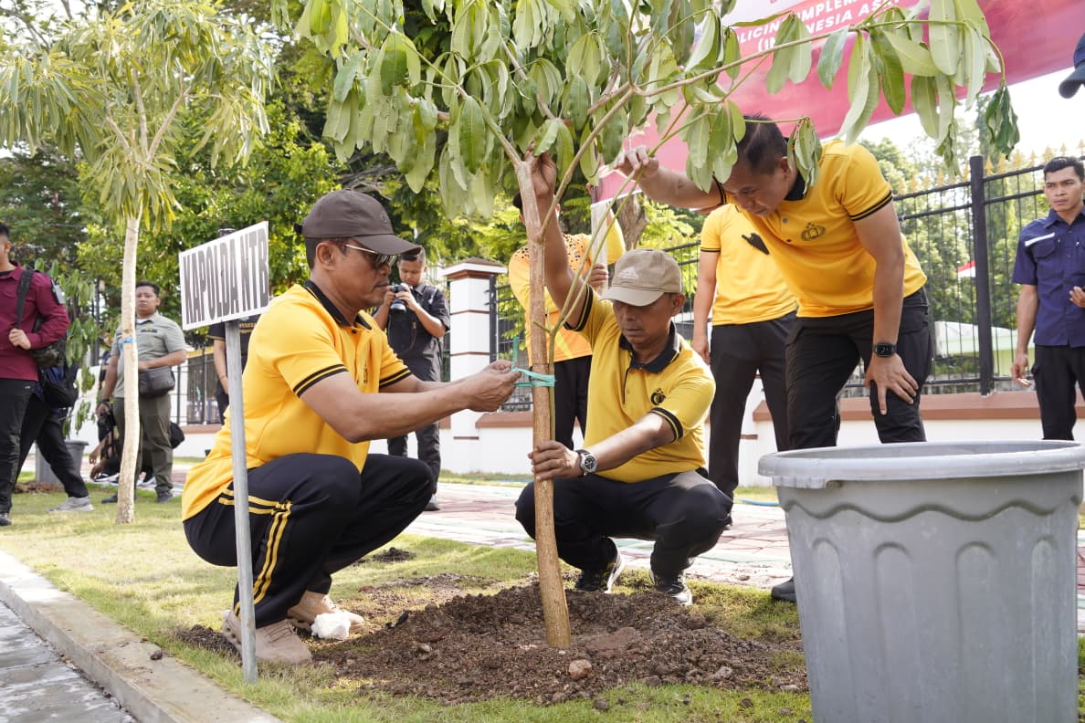Kapolda NTB Tanam Pohon di Kejati, Ajak Masyarakat Bangun Kebiasaan Hijau