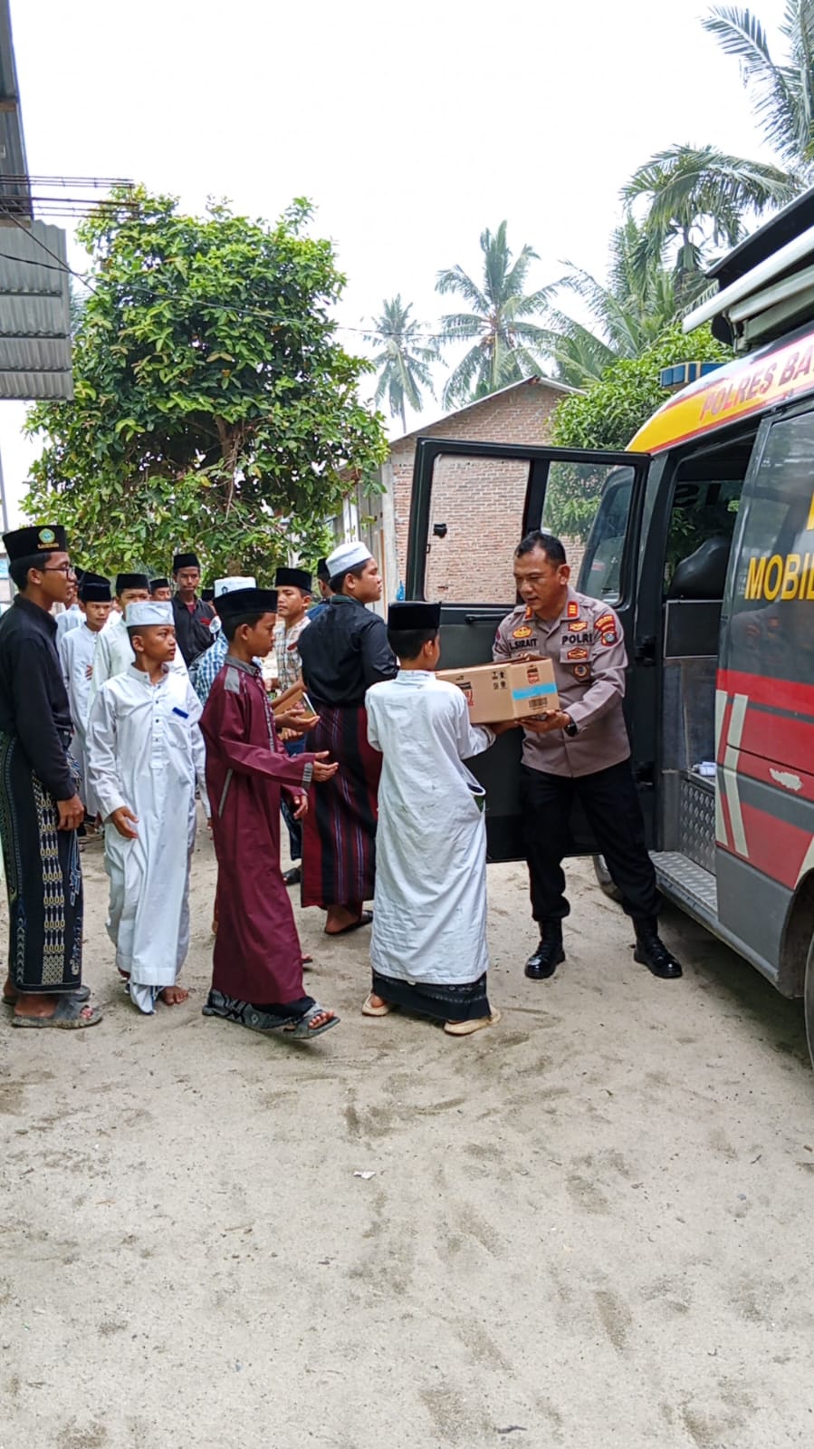Polres Batu Bara Gelar Jumat Berkah, Salurkan Bantuan Sembako kepada Masyarakat dan Pondok Pesantren   